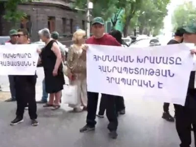 «Հեռացնե՛լ Նիկոլին», «Հիմնական խրամատը Հայաստանի հրապարակն է». բողոքի ակցիա՝ կառավարության շենքի դիմաց