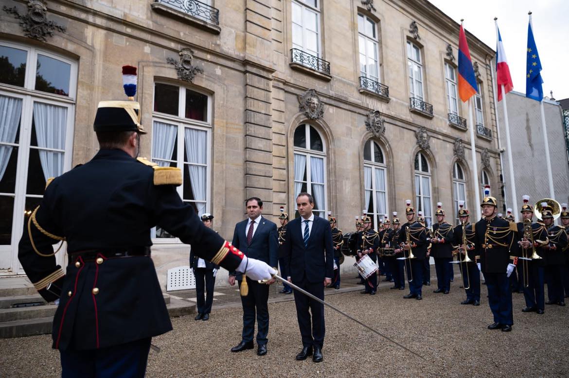 ВС Азербайджана должны покинуть территорию Армении: министр обороны Франции