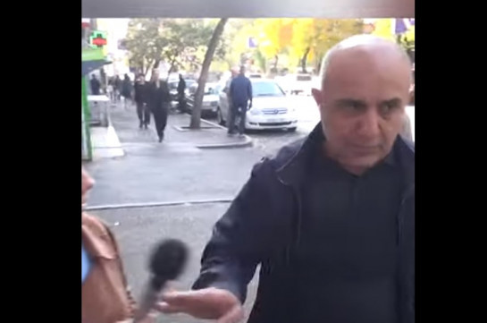 Սամվել Բաբայանը հարվածում է լրագրողի միկրոֆոնին (Տեսանյութ)