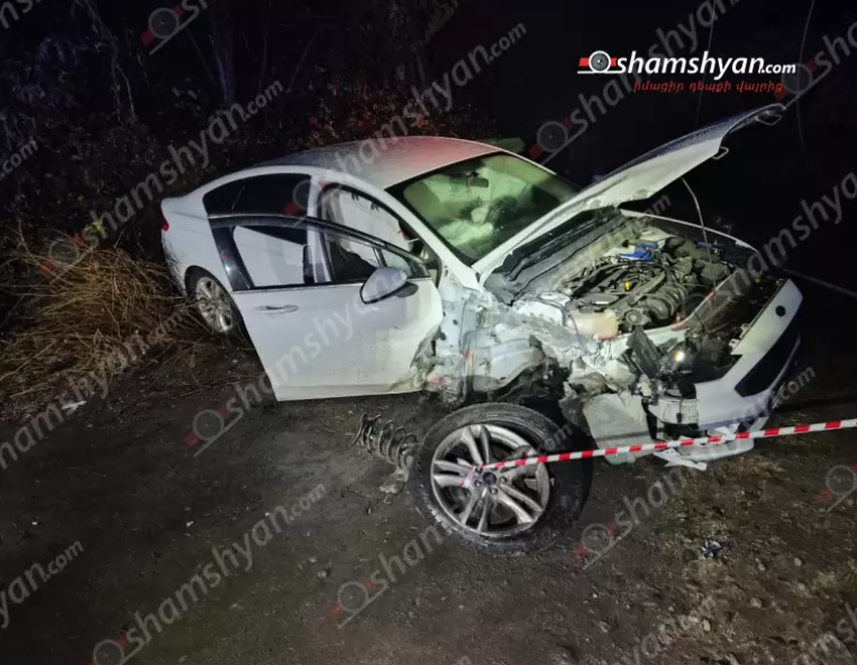 Նուբարաշենում «BMW»-ն դուրս է եկել երթևեկելի գոտուց, բախվել բետոնե հենապատին ու բետոնե էլեկտրասյանը