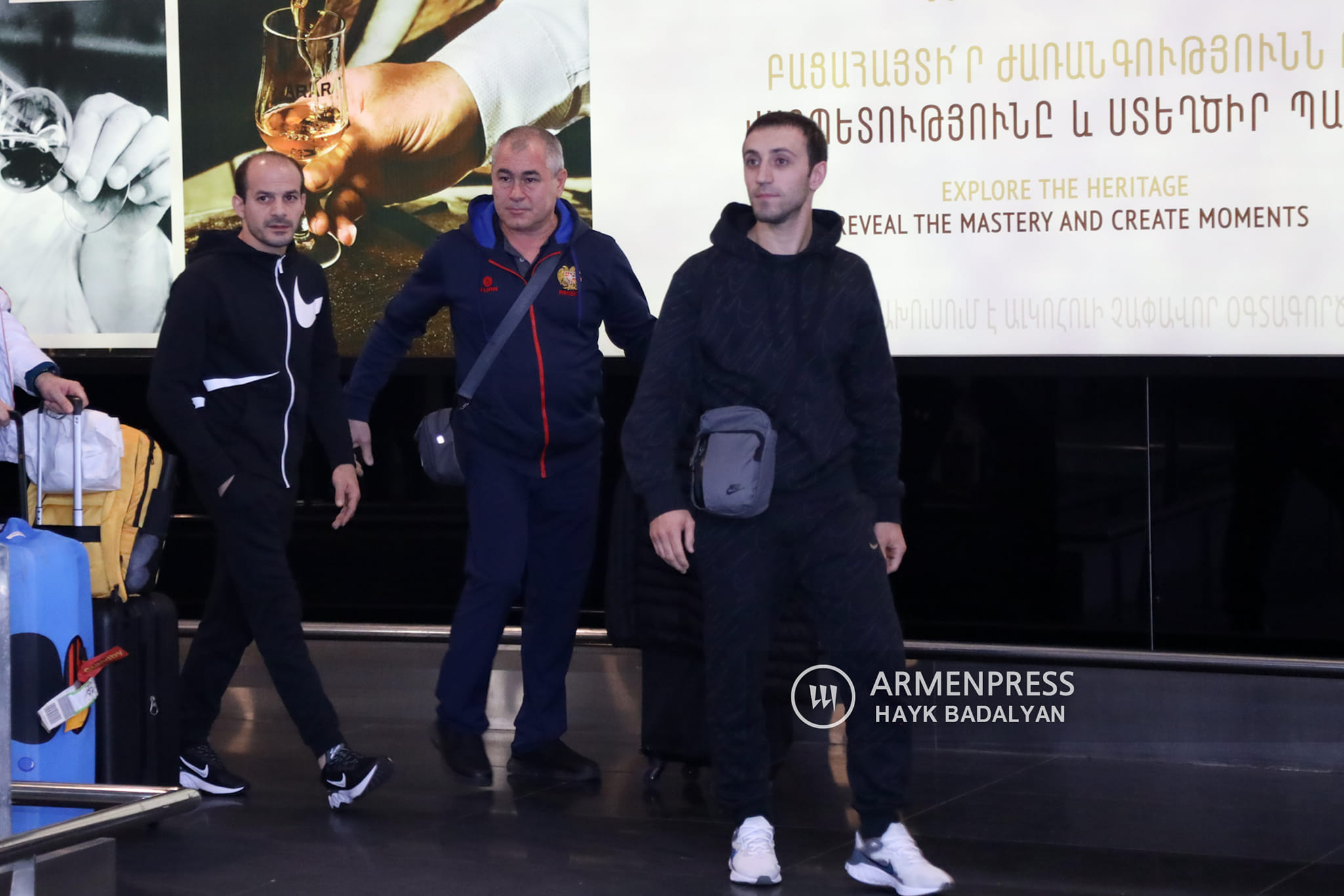 Արթուր Դավթյանին և Հարություն Մերդինյանին  «Զվարթնոցում» զուռնա-դհոլով դիմավորեցին․ տեսանյութ