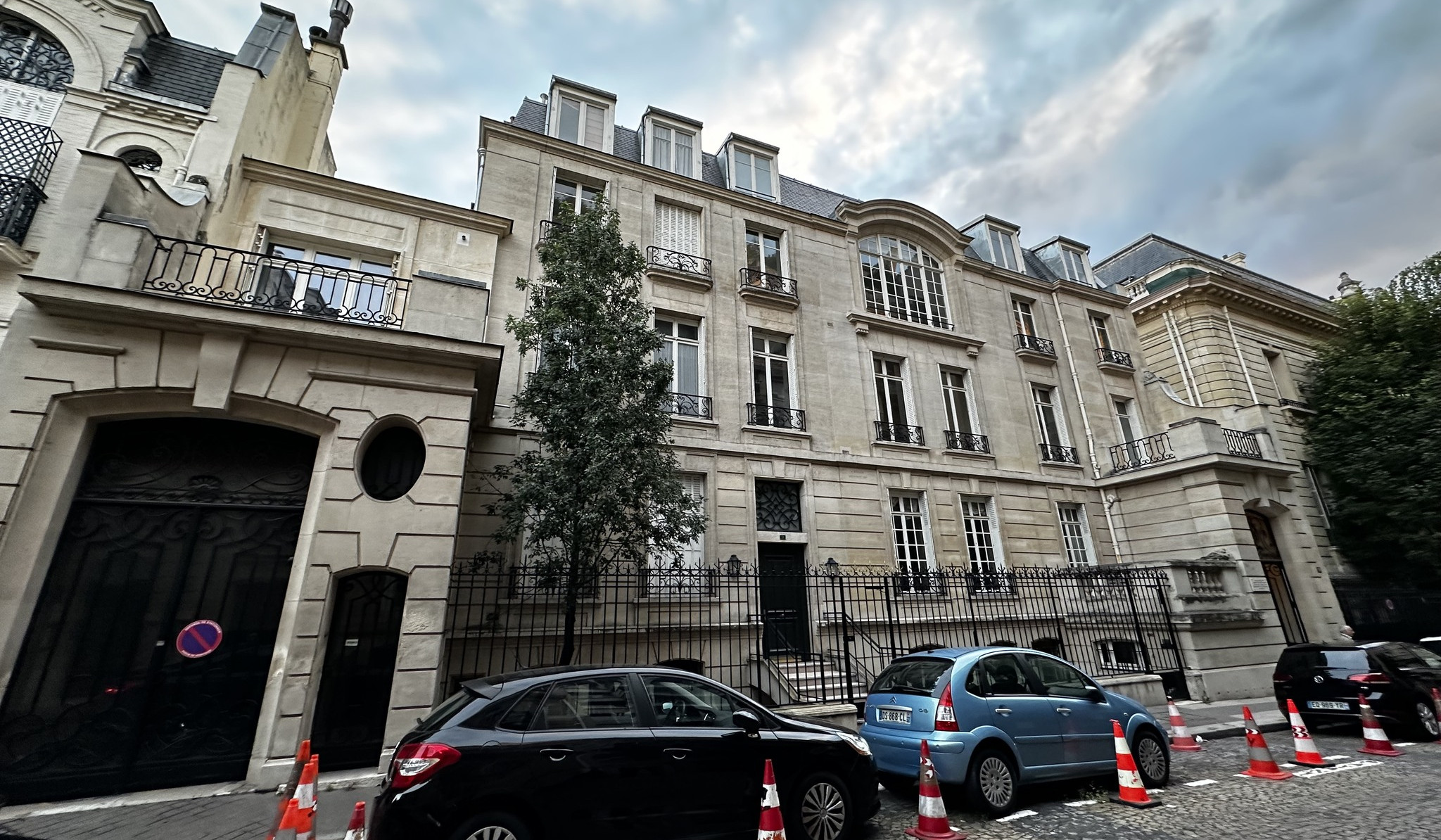 ՀՀ դեսպանության նոր շենքը Ֆրանսիայի 5-րդ Հանրապետության 3-րդ նախագահ Վալերի Ժիսկար դ'Դեստենի առանձնատունն է