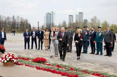 ՌԴ-ում Հայաստանի դեսպանը ծաղիկներ է խոնարել Անմար կրակի առաջ Մոսկվայում
