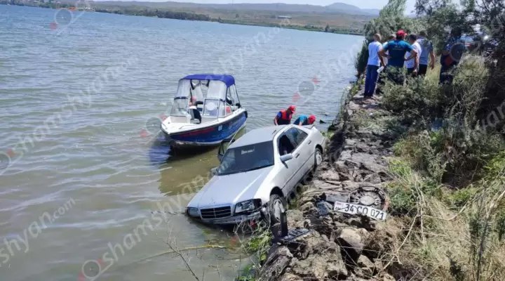 «Mercedes»-ը կոտրել է երկաթե արգելապատնեշներն ու հայտնվել Սևանա լճում. կան վիրավորներ