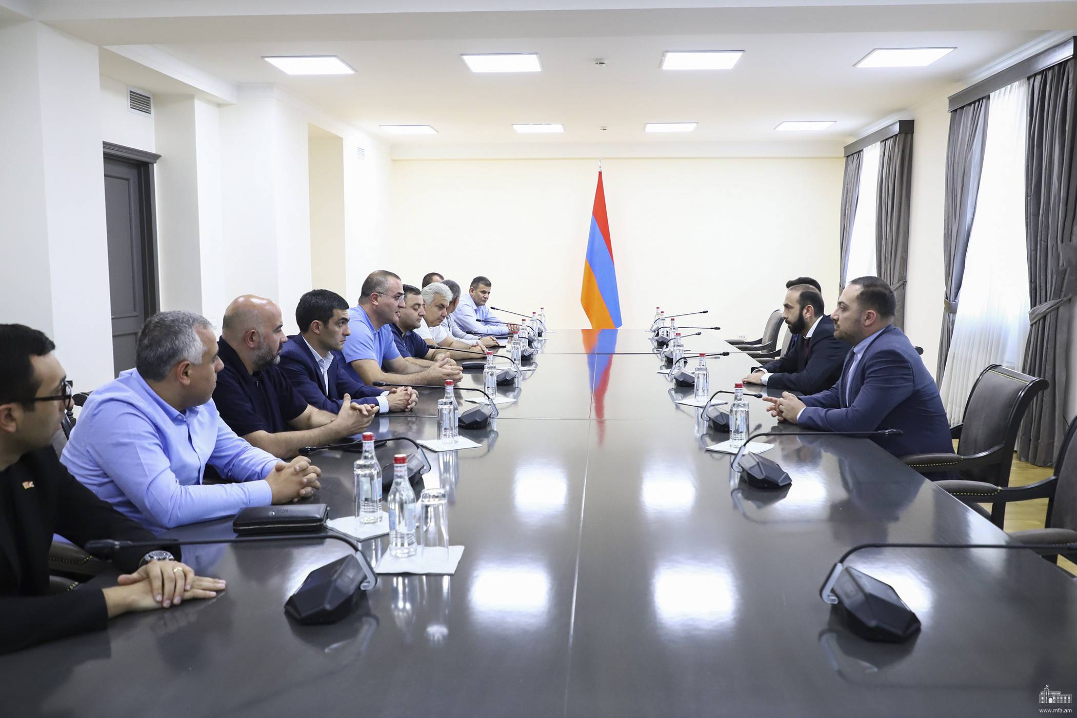 Арарат Мирзоян принял делегацию депутатов Национального Собрания Арцаха