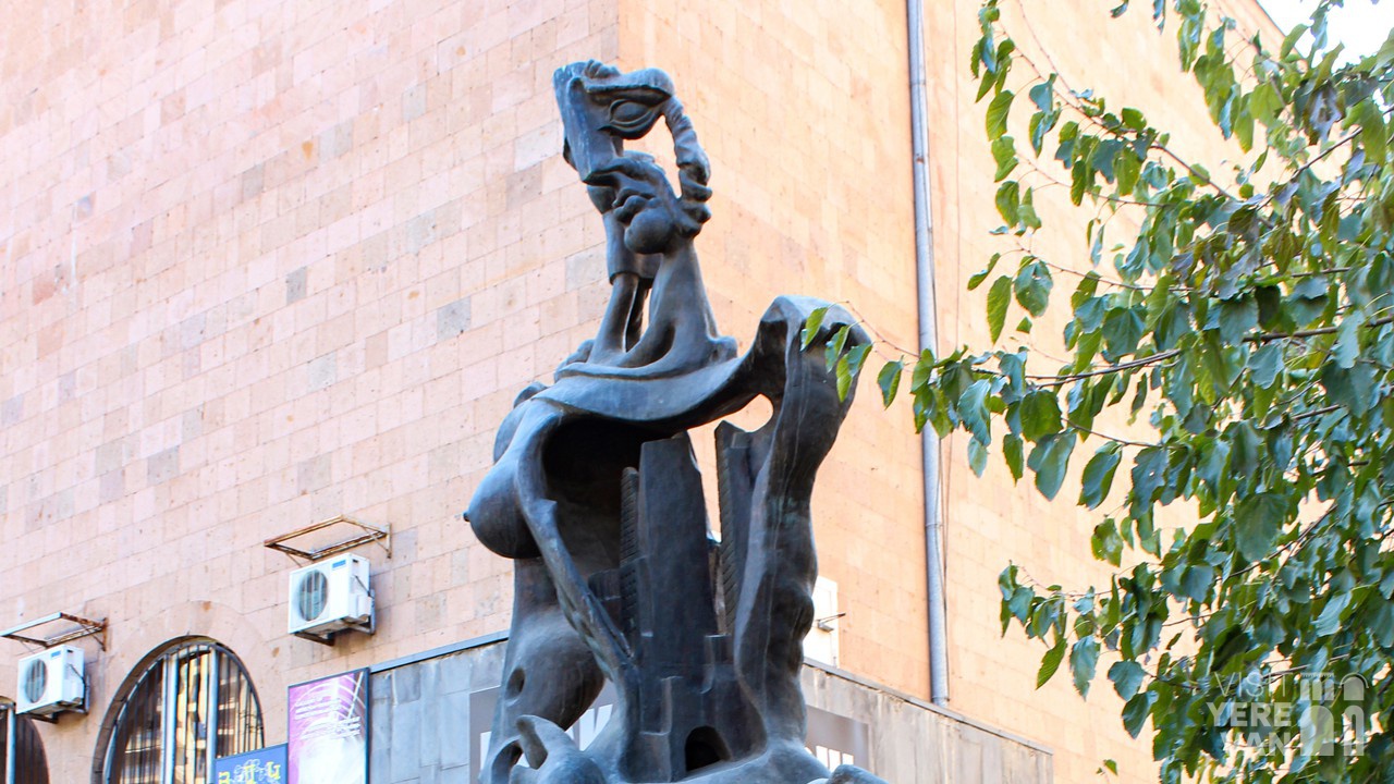  Երվանդ Քոչարի արձանի պատվանդանի վրայից գողություն է կատարվել