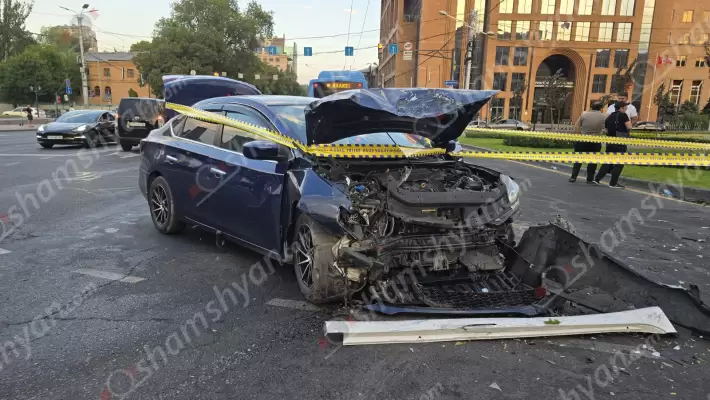 Երևանում բախվել են «Nissan»-ն ու «Toyota»-ն. վերջինը կոտրել է ծառն ու հայտնվել մայթին. կան վիրավորներ