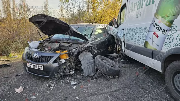 Խոշոր ավտովթար՝ Արագածոտնի մարզում. բախվել են Toyota Camry-ն ու Mercedes բեռնատարը. կան վիրավորներ
