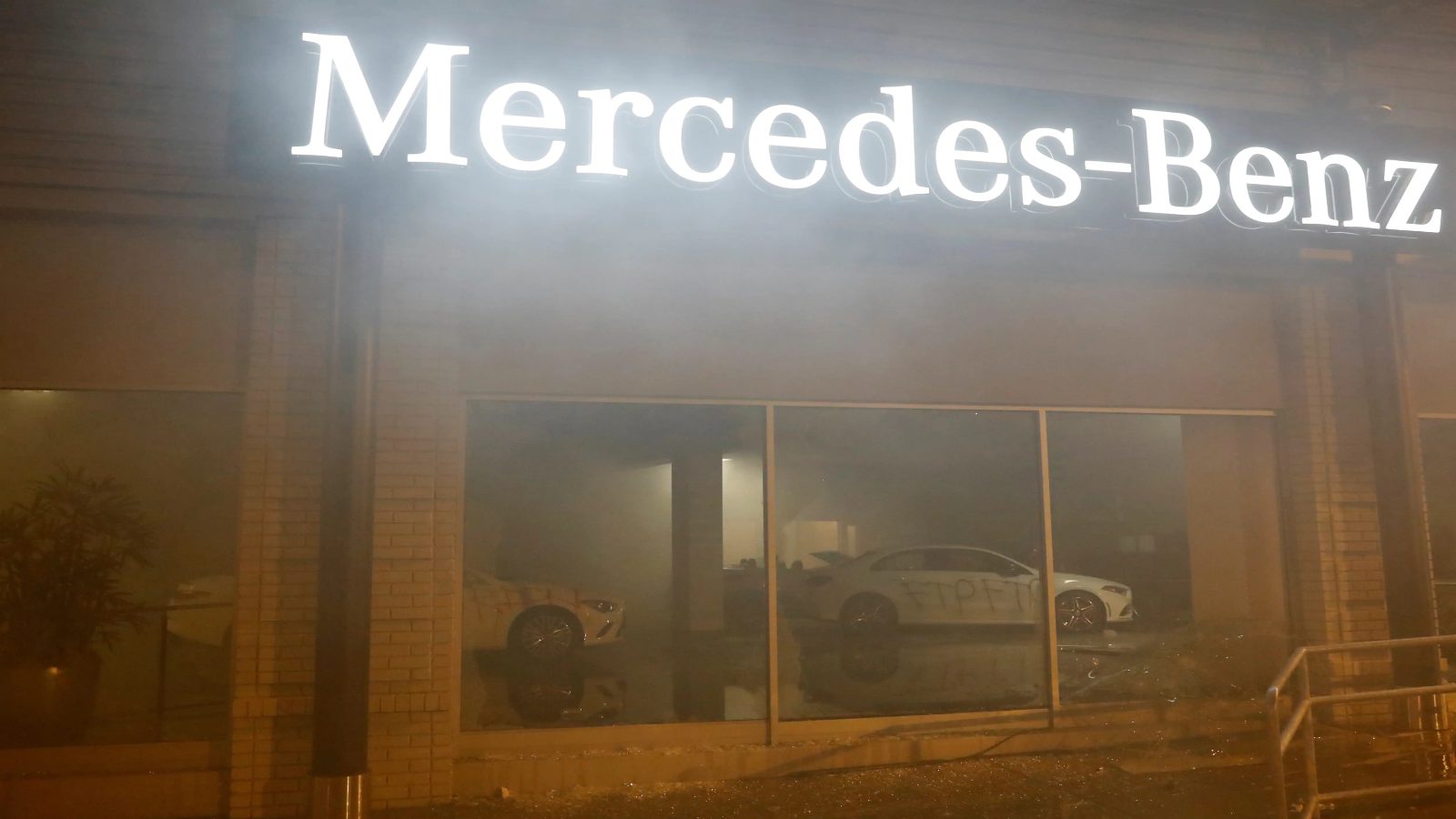 ԱՄՆ-ում ցուցարարները ներխուժել են Mercedes-ի ավտոսրահ՝ այրել և կոտրել են մեքենաները (լուսանկարներ, տեսանյութ)
