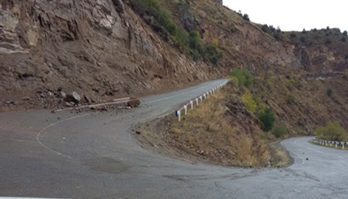 На дороге Давид Бек-Шурнух азербайджанцы забросали камнями армянскую машину