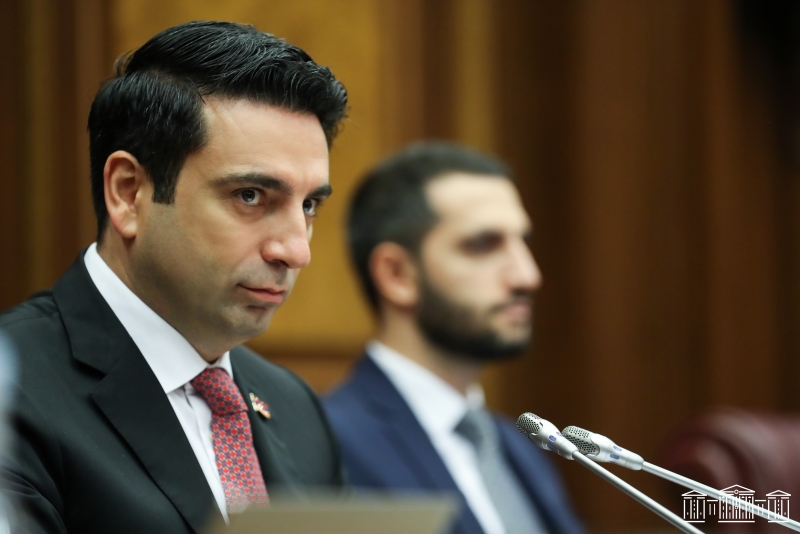ԱԺ նախագահը հաշտության ձեռք մեկնեց պատգամավորներին