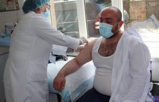 Արագածոտնի մարզպետը Աշտարակի ԲԿ-ում պատվաստվել է կորոնավիրուսի դեմ
