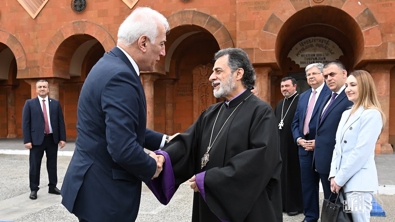 Մեր խնդիրը շատ հստակ է՝ մենք հարևանների հետ, անկախ ունեցած խնդիրներից, պետք է կարողանանք ապրել. ՀՀ նախագահ