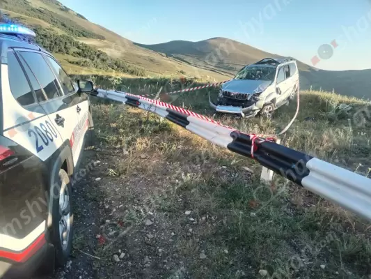 Շիրակի մարզում «Toyota Prado»-ն բախվել է երկաթե արգելապատնեշներին և մի քանի պտույտ շրջվելով հայտնվել դաշտում․ 3 վիրավորներից մեկն անչափահաս է