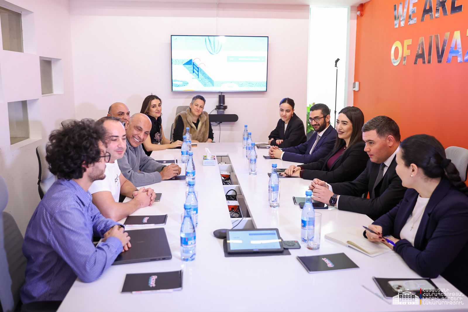 ՆԳ նախարարը «ՊիքսԱրտի» մասնագետների հետ քննարկել է կենսաչափական նոր անձնագրերի էջերի ձևավորման ընթացիկ աշխատանքները