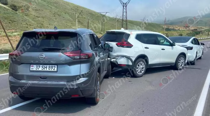 Շղթայական ավտովթար Գեղարքունիքի մարզում․ Ծովագյուղ-Վարդենիս ավտոճանապարհին բախվել են 2 «Nissan Rogue»-ներ և «Tesla»-ն․ կա վիրավոր