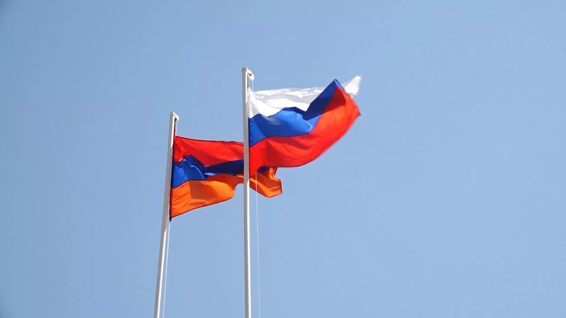 Արարատի մարզում ՌԴ զորքերի սահմանապահն ահազանգել է, որ 6 հոգի դանակով վնասել են ՀՀ և ՌԴ պետական դրոշներն ու զինանշանները