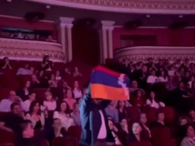 Արցախը երբեք չի լինելու Ադրբեջանի կազմում. Գայանե բալետի ժամանակ մի երիտասարդ պարզել է Արցախի դրոշը (տեսանյութ)