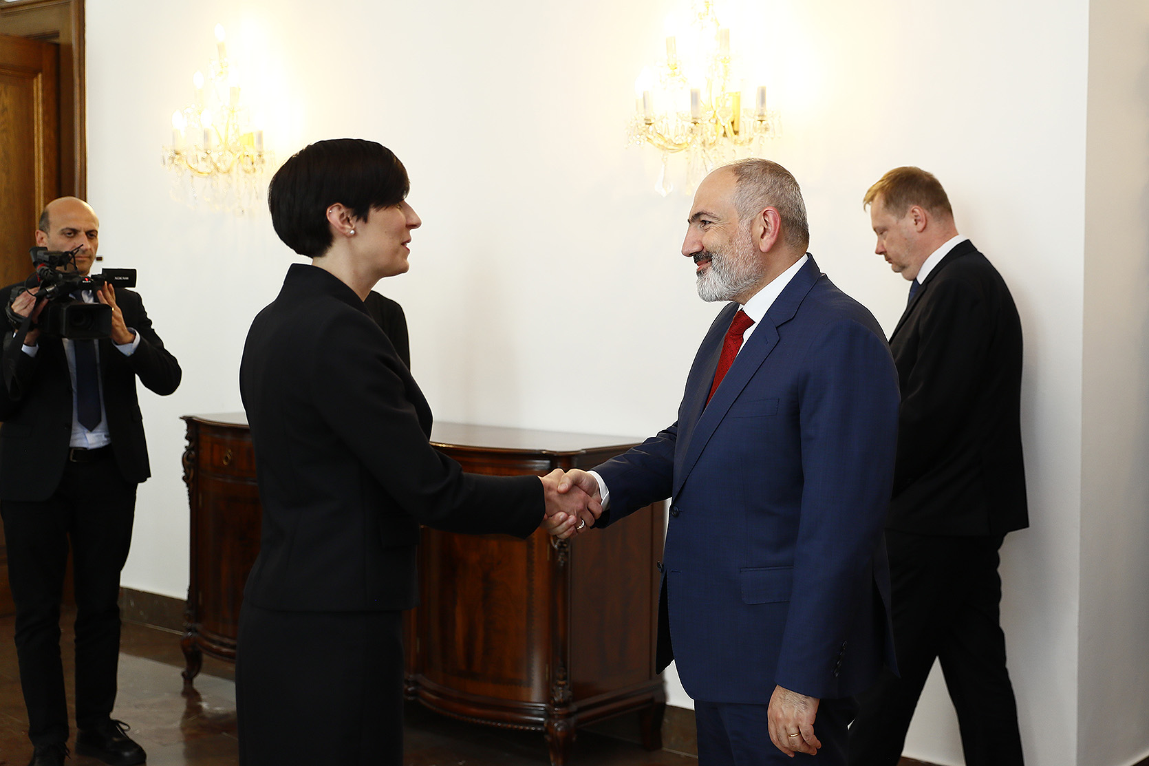 Премьер-министр Пашинян провел встречу с председателем Палаты депутатов парламента Чехии Маркетой Пекаровой Адамовой