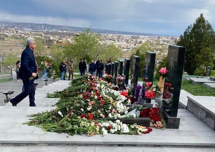 Սերժ Սարգսյանը Եռաբլուրում հարգանքի տուրք է մատուցել ապրիլյան քառօրյա պատերազմի հերոսների հիշատակին