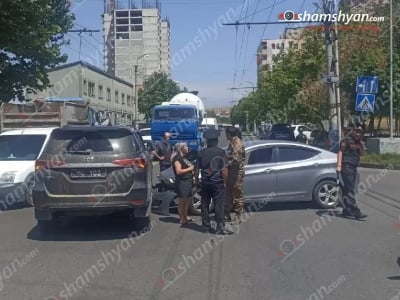 Երևանում վթարի են ենթարկվել Սուրեն Պապիկյանին ուղեկցող անվտանգության աշխատակիցները