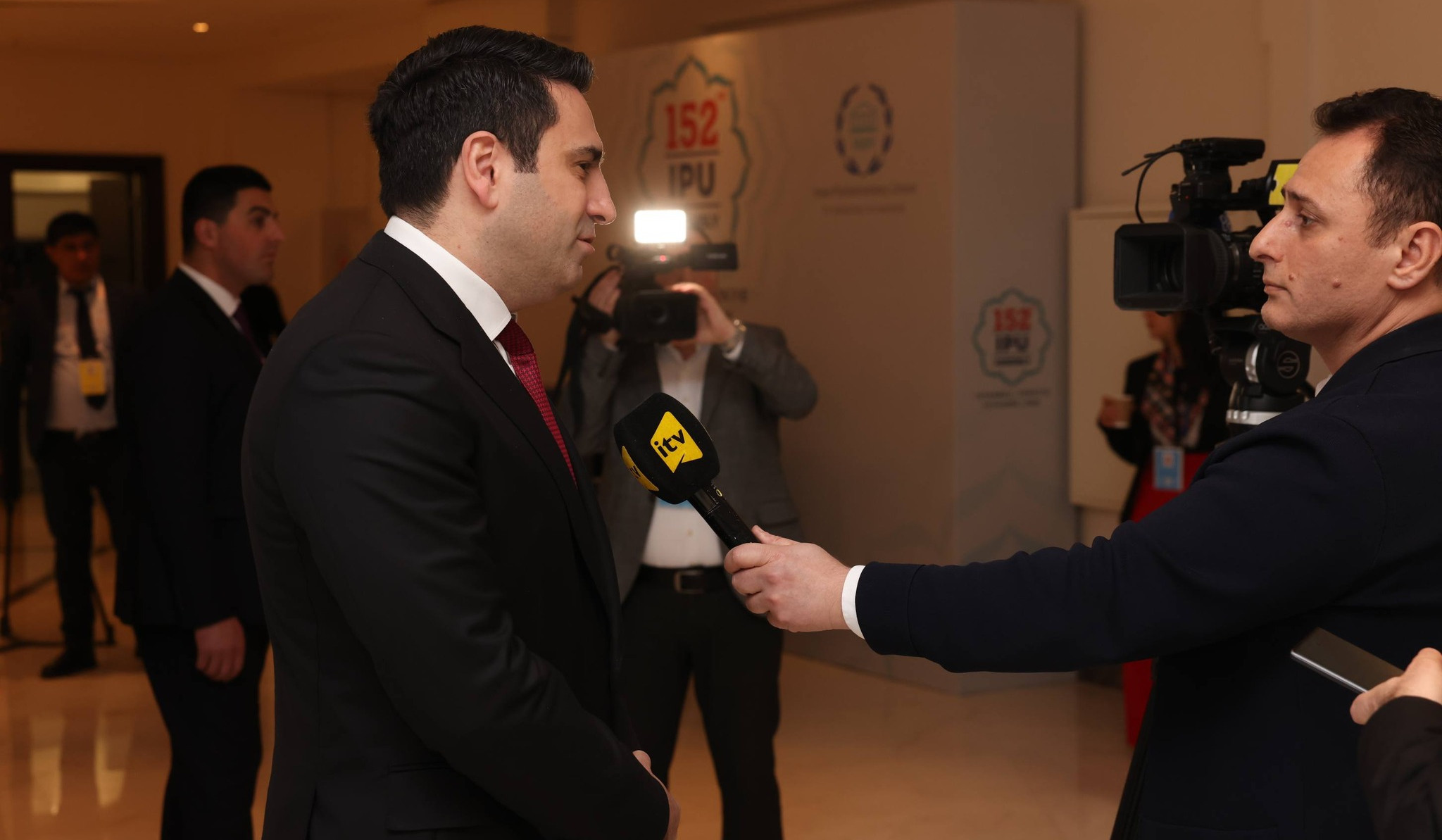 Ալեն Սիմոնյանը Ստամբուլում պատասխանել է ադրբեջանական լրատվամիջոցների հարցերին