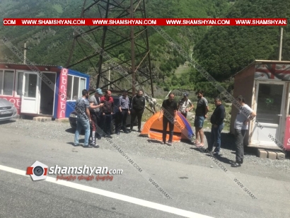 Արտակարգ իրավիճակ Վերին Լարսում. ՌԴ-ից ՀՀ վերադարձող բազմաթիվ քաղաքացիներ արդեն 2-րդ օրն է՝ գիշերում են մեքենաներում
