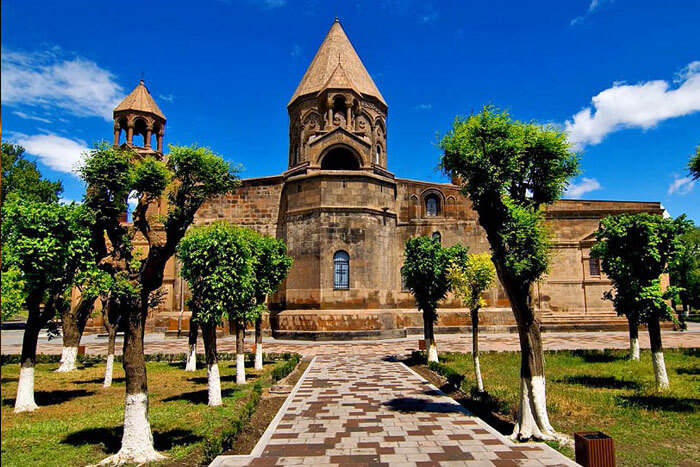 Մայր Տաճարի վերաօծմանն ու մյուռոնօրհնեքին ընդառաջ եկեղեցի-ՀՀ իշխանություն լարվածությունը թափ է առնում. «Ժողովուրդ»