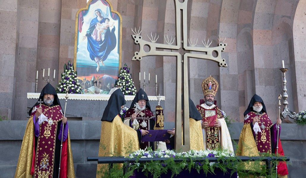 Մայր տաճարի գմբեթի խաչն օծվեց եւ վերատեղադրվեց