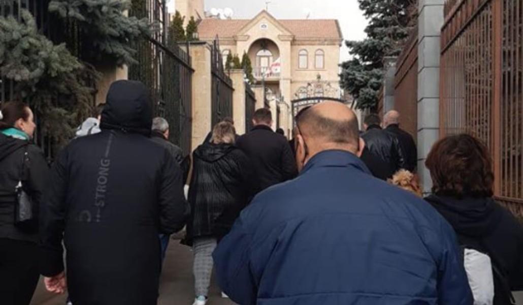 ՌԴ քաղաքացիները բողոքի ակցիա են իրականացնում Հայաստանում Վրաստանի դեսպանատան դիմաց