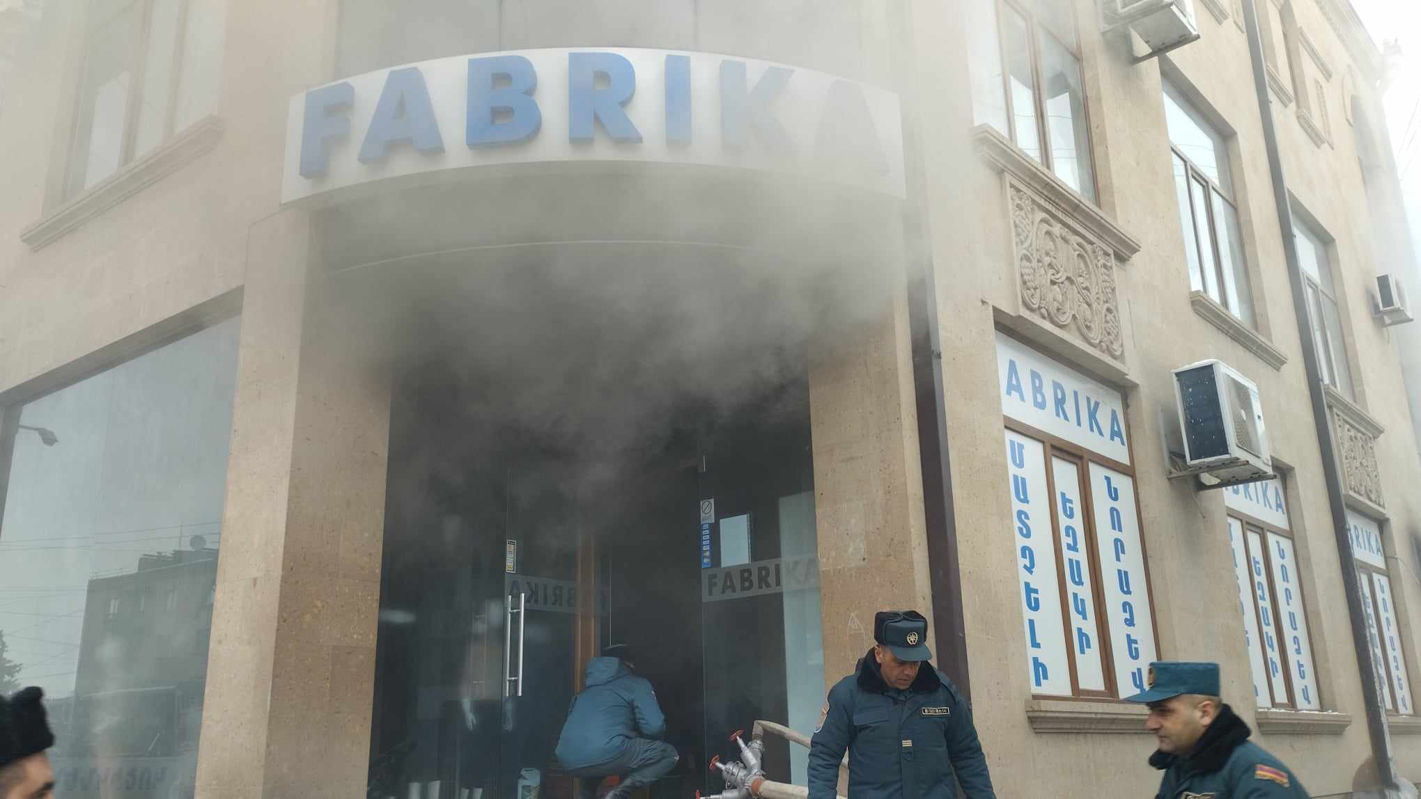  Գյումրիում  «Ֆաբրիկա» խանութների ցանցի մասնաճյուղերից մեկում էլեկտրական հոսանքի լարերից հրդեհ է բռնկվել