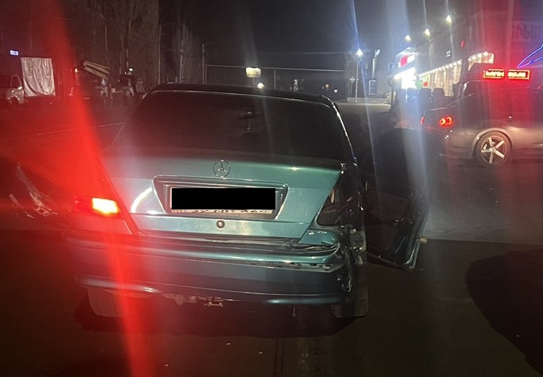 Աբովյան քաղաքում բախվել են  «Mercedes S-ն» և «Opel Asrta G»-ին․ տուժածներ չկա