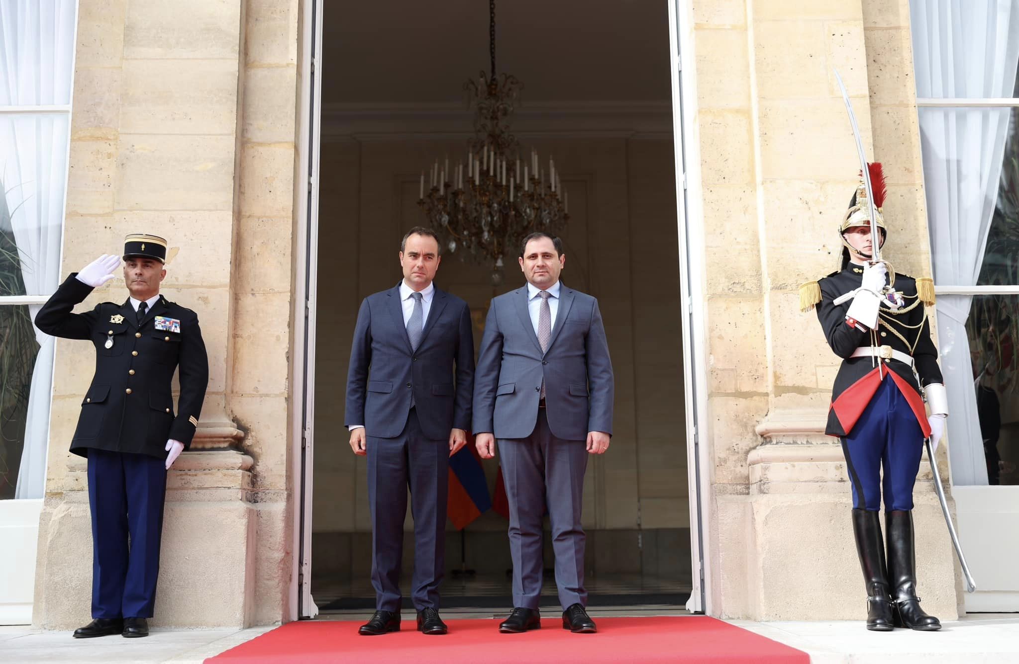 Папикян и министр вооруженных сил Франции отметили важность военно-технического сотрудничества