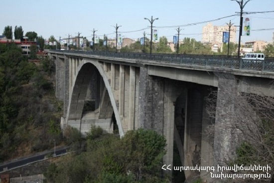 Քաղաքացին Կիևյան կամրջից սպառնում է ինքնասպան լինել
