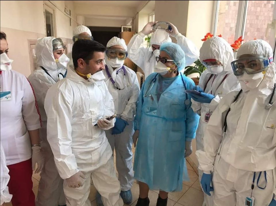 «Հրապարակ»․Կորոնավիրուսի դեմ պայքարի ողջ ծանրությունն իրենց վրա կրող բժիշկ-բուժքույրերի աշխատավարձը վերջին շրջանում բարձրացել է