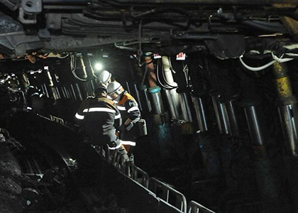 Число жертв аварии на шахте в Караганде возросло до 33