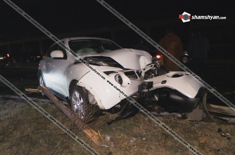 Զվարթնոց թաղամասի դիմաց բախվել են Mercedes Benz S 550-ը և Nissan-ը. ավտոմեքենաները տապալել են մի քանի էլեկտրասյուներ. shamshyan.com