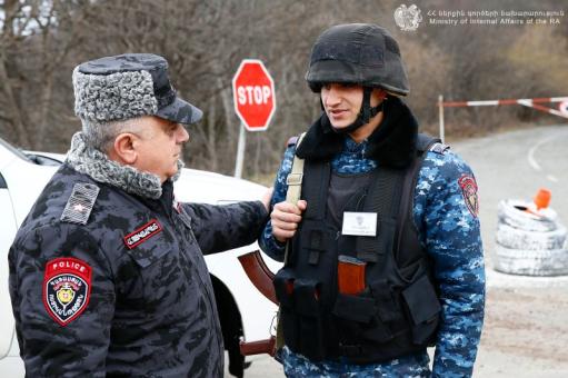 Արամ Հովհաննիսյանը այցելել է Սյունիքի սահմանային անցակետեր, հետևել է ոստիկանների ծառայությանը