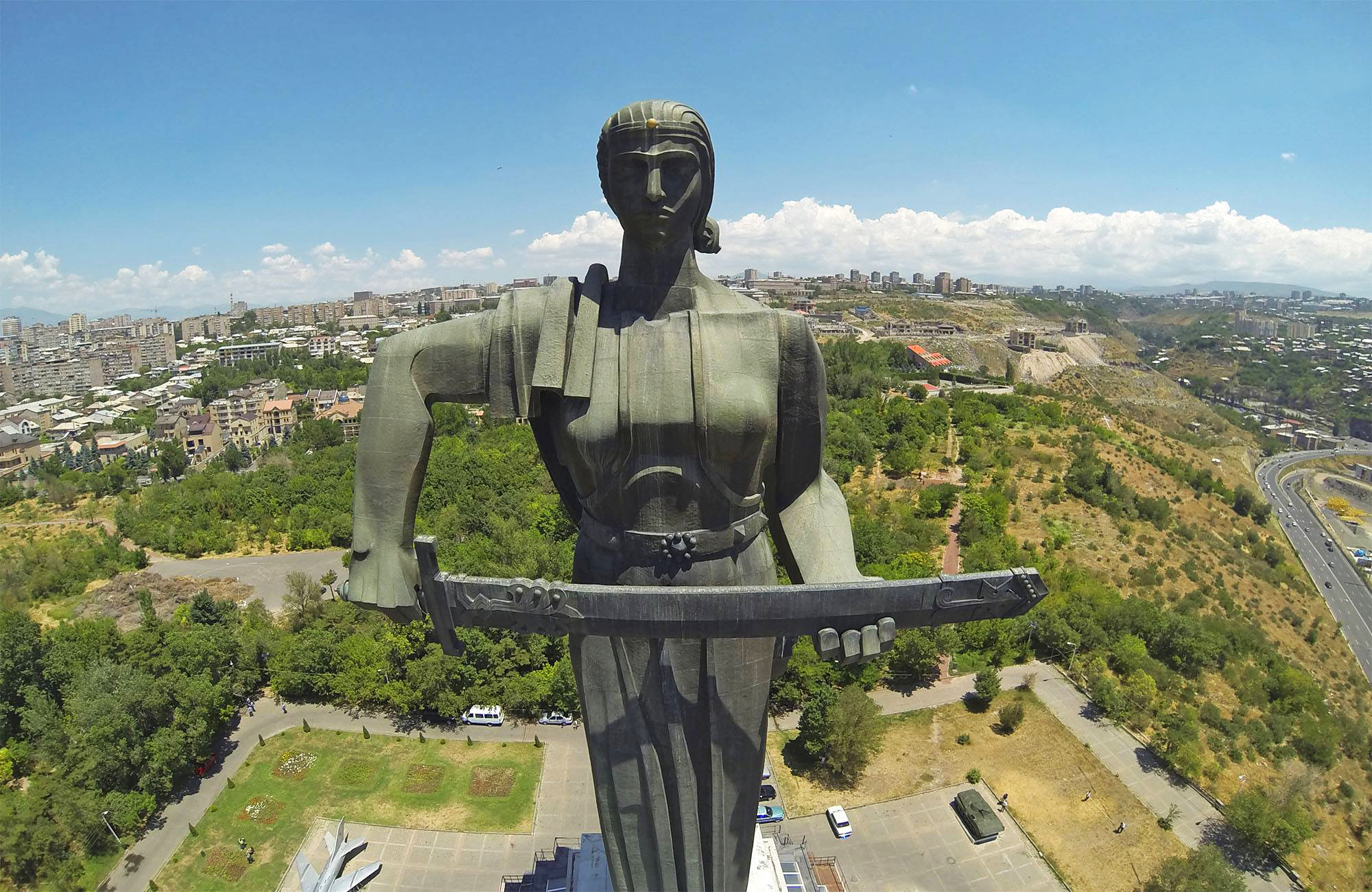 Օպերայի շենքն ու «Մայր Հայաստան» արձանը կլուսավորվեն