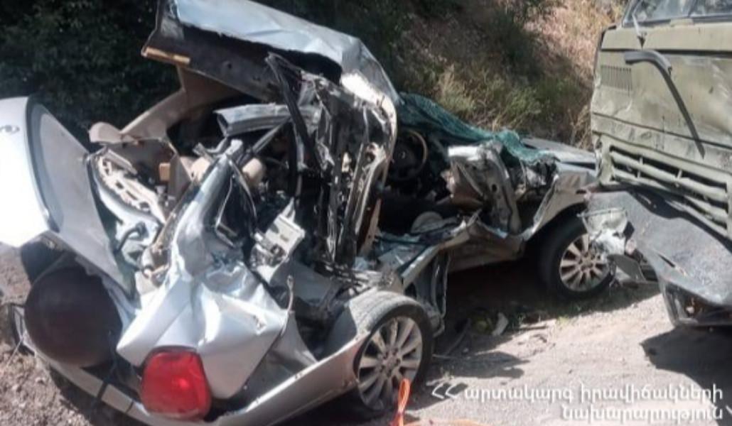 Երևան-Մեղրի ավտոճանապարհին բախվել են «Nissan Teana»-ն և  «KamAZ» ավտոբաքը, կա զոհ