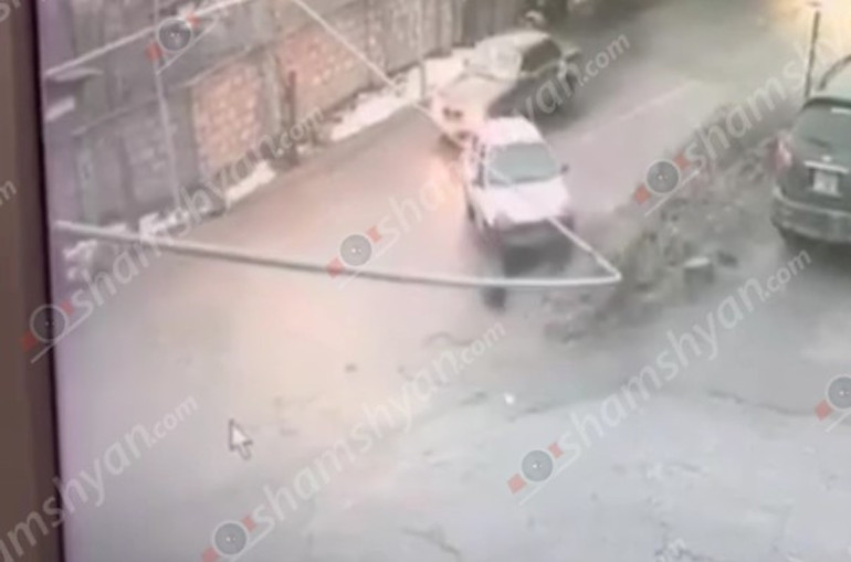 Սարի Թաղում տեսախցիկն արձանագրել է՝ ինչպես է Renault-ը բախվում Infiniti-ին, ապա կոտրում գազատար խողովակն ու բախվում GAZ 3110-ին