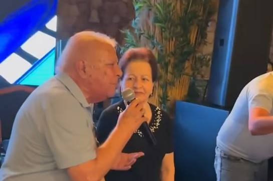 82-ամյա Ռուբեն Մաթևոսյանը երգում է իր հմայիչ կնոջ համար. տեսանյութ