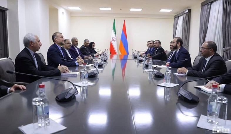 Տեղի է ունենում Արարատ Միրզոյանի և Հոսեյն Ամիր Աբդոլլահիանի ընդլայնված կազմով հանդիպումը