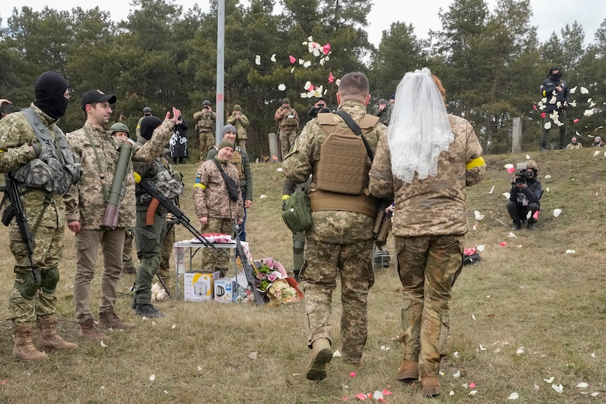 Ուկրաինայում թույլ են տվել զինվորականների հետ ամուսնանալ առանց նրանց ներկայության