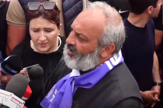 Բագրատ Սրբազանն աջակիցների հետ բողոքի ակցիա է իրականացնում 