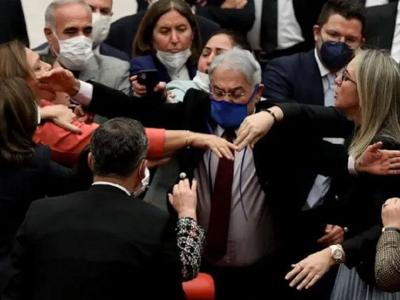 Թուրքիայի խորհրդարանի կին պատգամավորները իրար են ծեծել