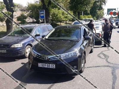 Իսակովի պողոտայում բախվել են մի քանի մեքենաներ, այդ թվում՝ ՊԵԿ վարչության պետ Արմեն Սաֆարյանին սպասարկող Toyota-ն