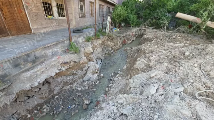 Գարշահոտ ու հակասանիտարական վիճակ Բյուրեղավանում. կեղտաջուրը 20 օր է՝ ողողել է 2000-ից ավելի բնակչություն ունեցող թաղամասը