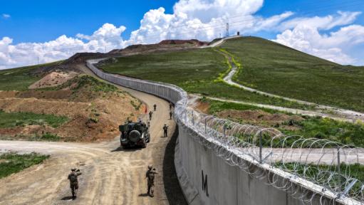 Վանի նահանգում Թուրքիայի և Իրանի միջև կառուցված սահմանային պատի վրա եռաշերտ փշալարեր են ամրացվել
