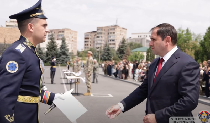Սուրեն Պապիկյանը ռազմական ակադեմիայի շրջանավարտներին հանձնել է բնակարանների գնման հավաստագրեր